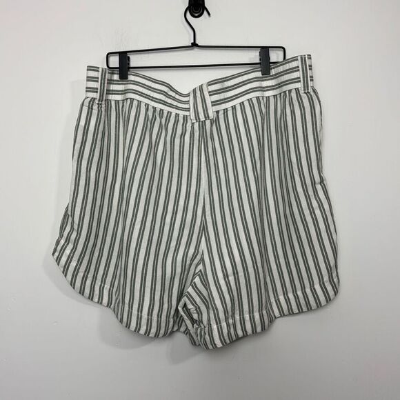 Madewell  Linen-Blend Curved-Hem Shorts in Stripe 2X - Picture 3 of 6